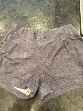 Lululemon Shorts Womens 6 Gray Running Athletic Elastic Waist Pockets Workout